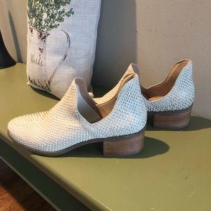 Matisse cream, textured booties. Great for Spring!  Only worn one time!
